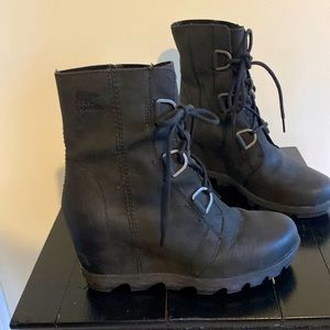 Sorel Wedge Boots- Size 8.5 , Black.
